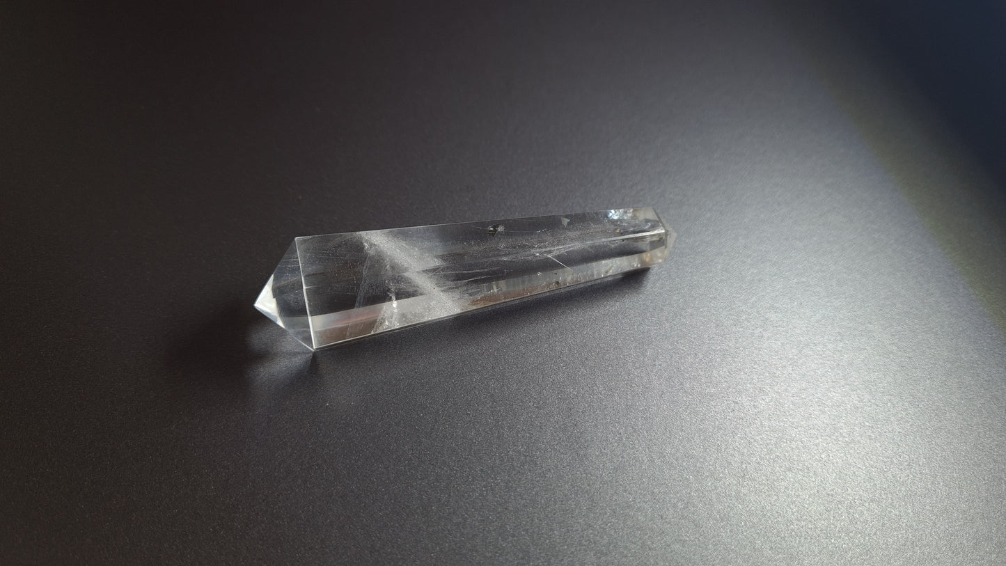 Cristal de quartz - 6 facettes - 7.2 x 1.9 cm - 27.5 g