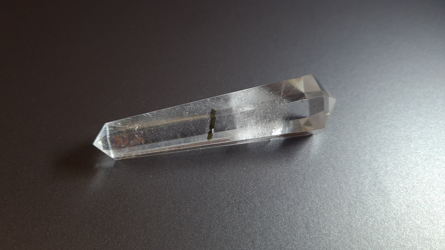 Cristal de quartz - 6 facettes - 7.2 x 1.9 cm - 27.5 g