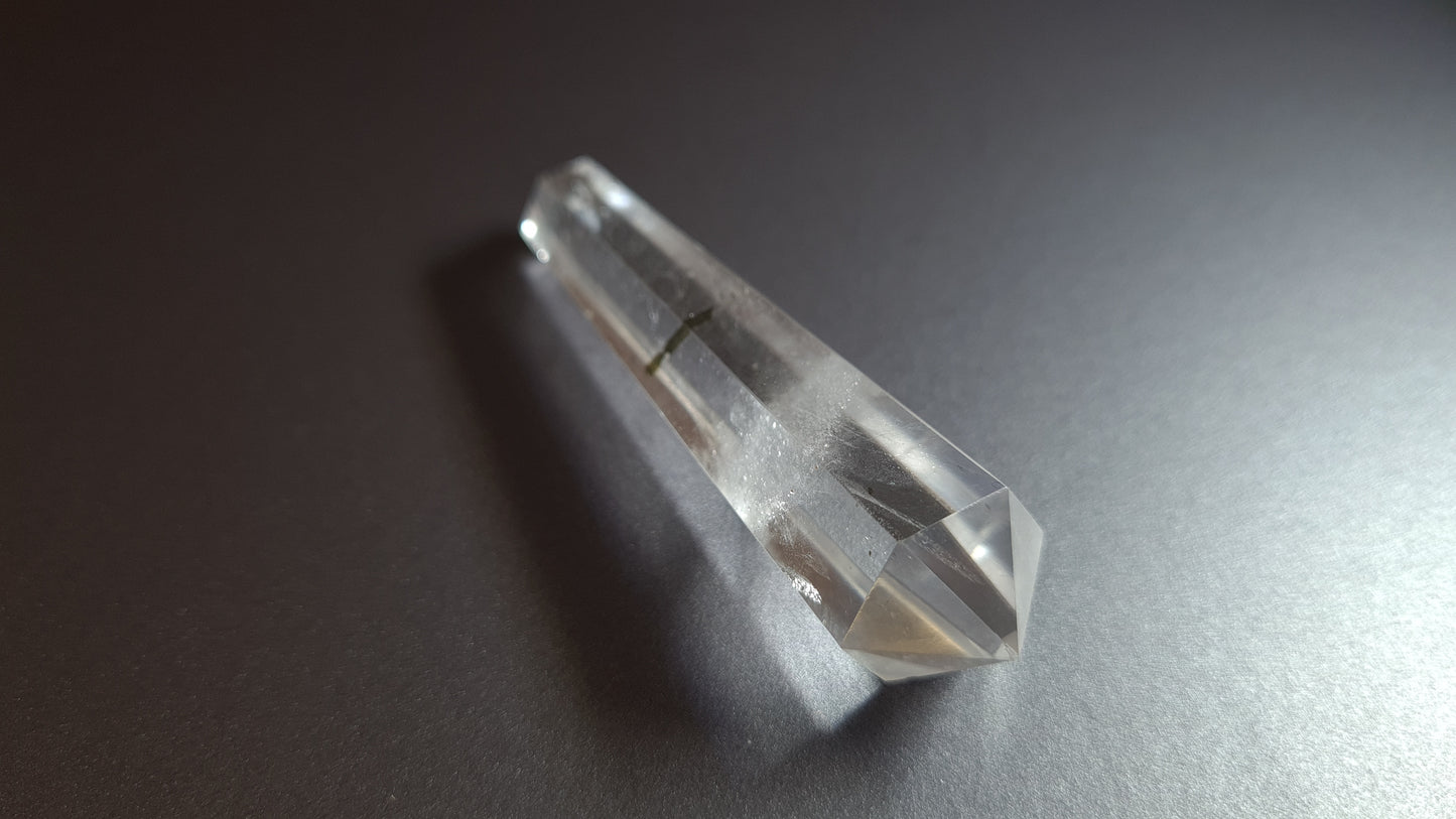 Cristal de quartz - 6 facettes - 7.2 x 1.9 cm - 27.5 g