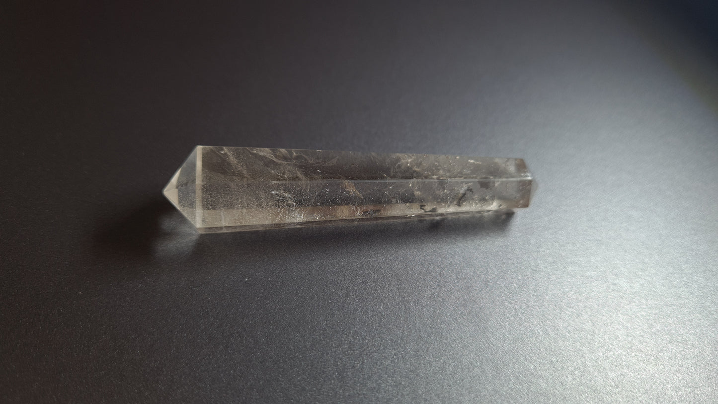 Cristal de quartz (fumé)- 6 facettes - 6.8 x 1.6 cm - 19.8 g