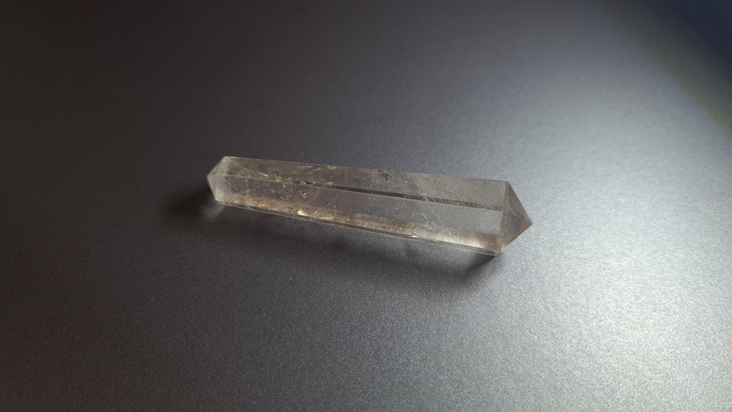 Cristal de quartz (fumé)- 6 facettes - 6.8 x 1.6 cm - 19.8 g