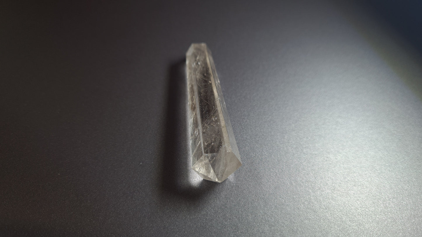 Cristal de quartz (fumé)- 6 facettes - 6.8 x 1.6 cm - 19.8 g