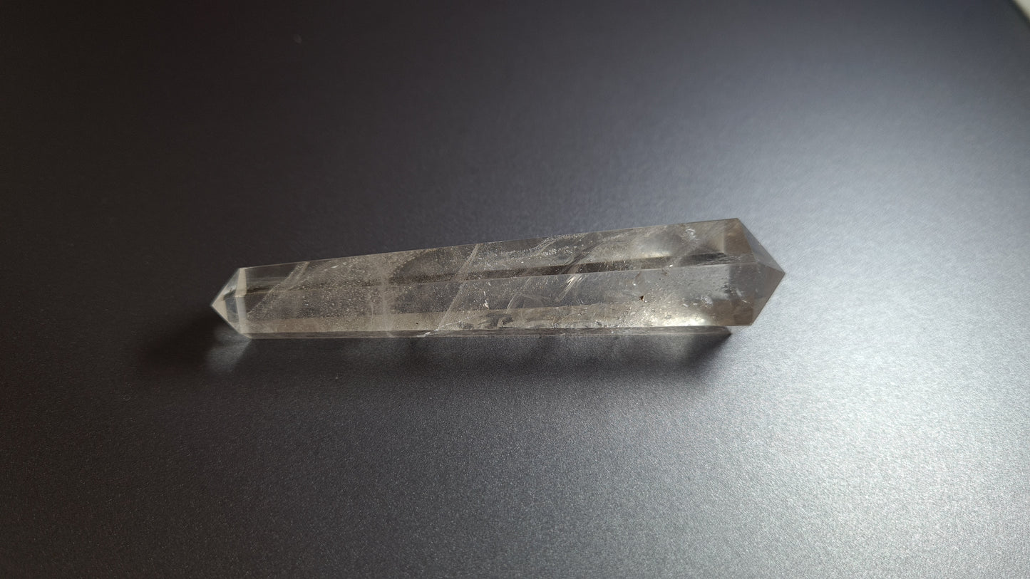 Cristal de quartz (fumé) - 6 facettes - 8.8 x 1.8 cm - 34.3 g