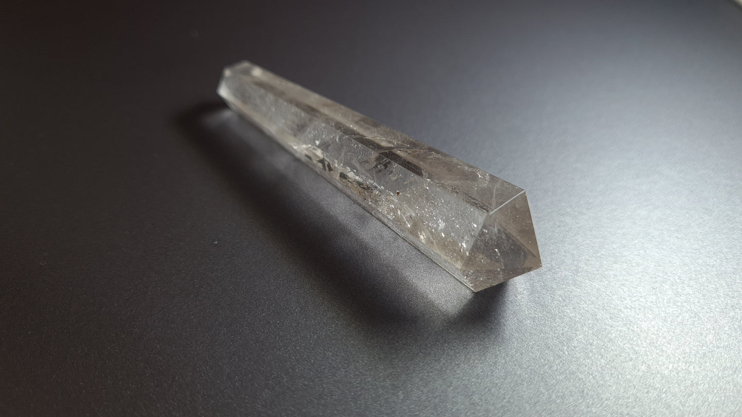 Cristal de quartz (fumé) - 6 facettes - 8.8 x 1.8 cm - 34.3 g