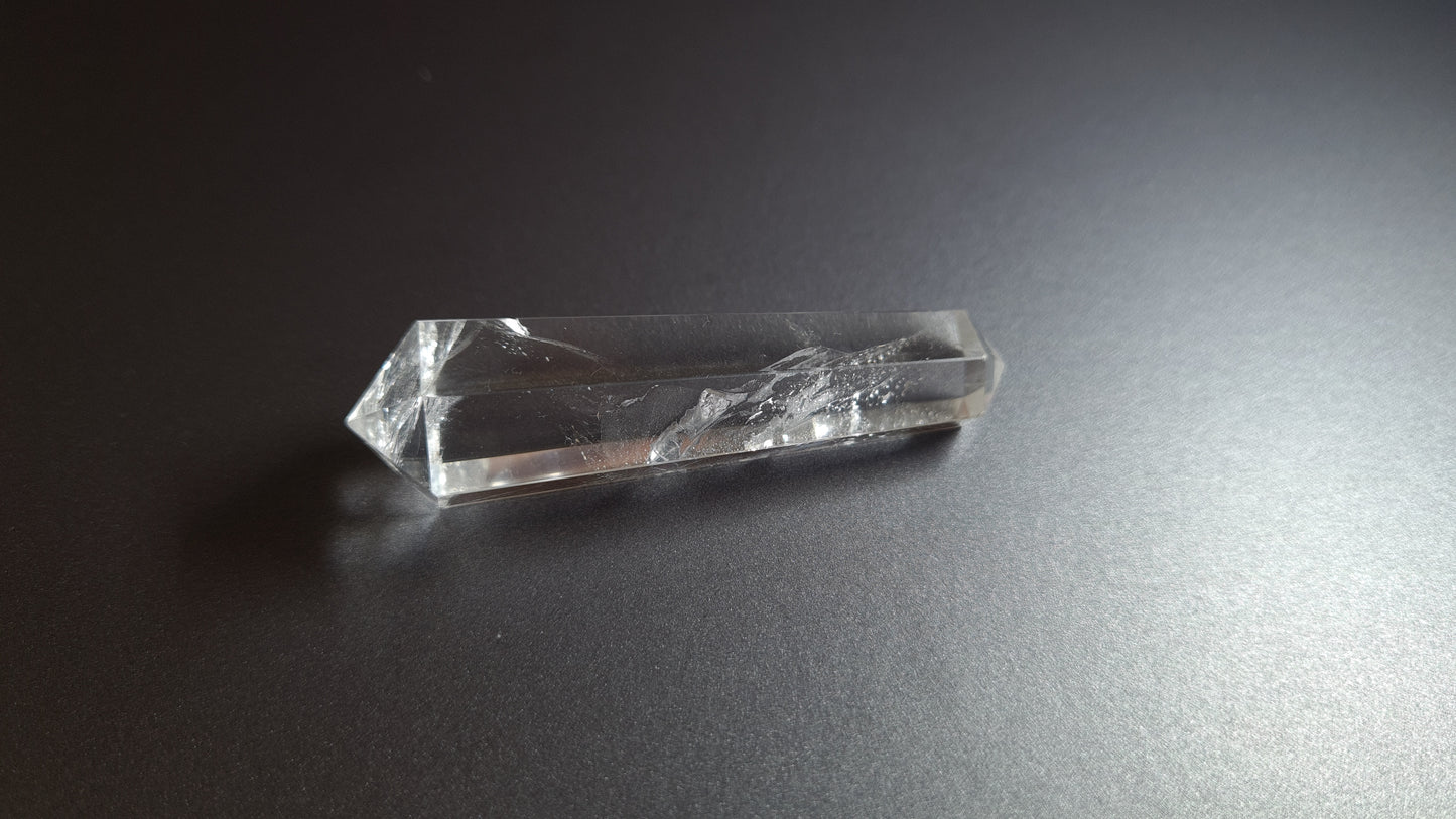 Cristal de quartz - 6 facettes - 6.5 x 1.8 cm - 24.4 g