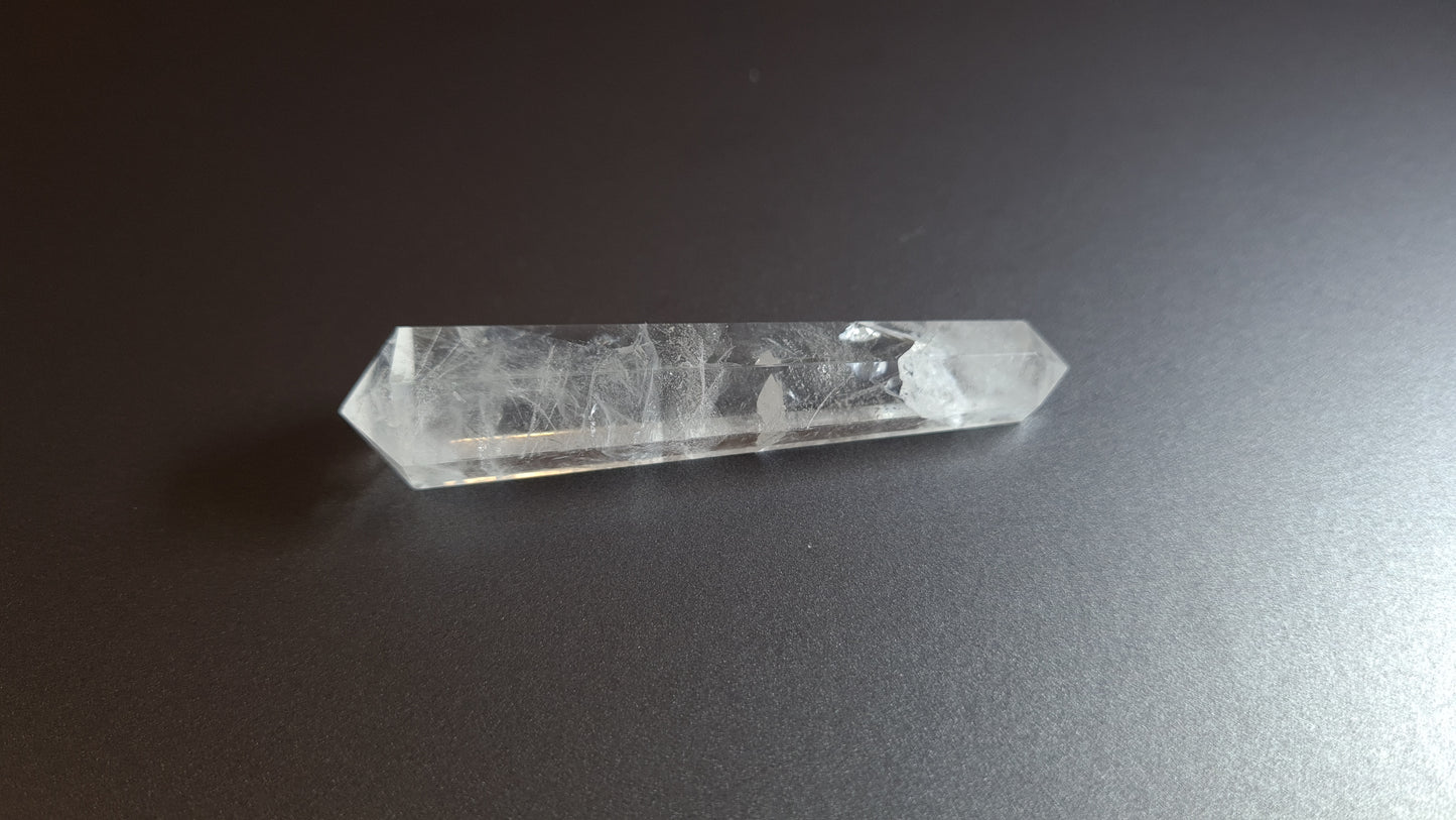 Cristal de quartz - 6 facettes - 7.7 x 1.7 cm - 24.6 g