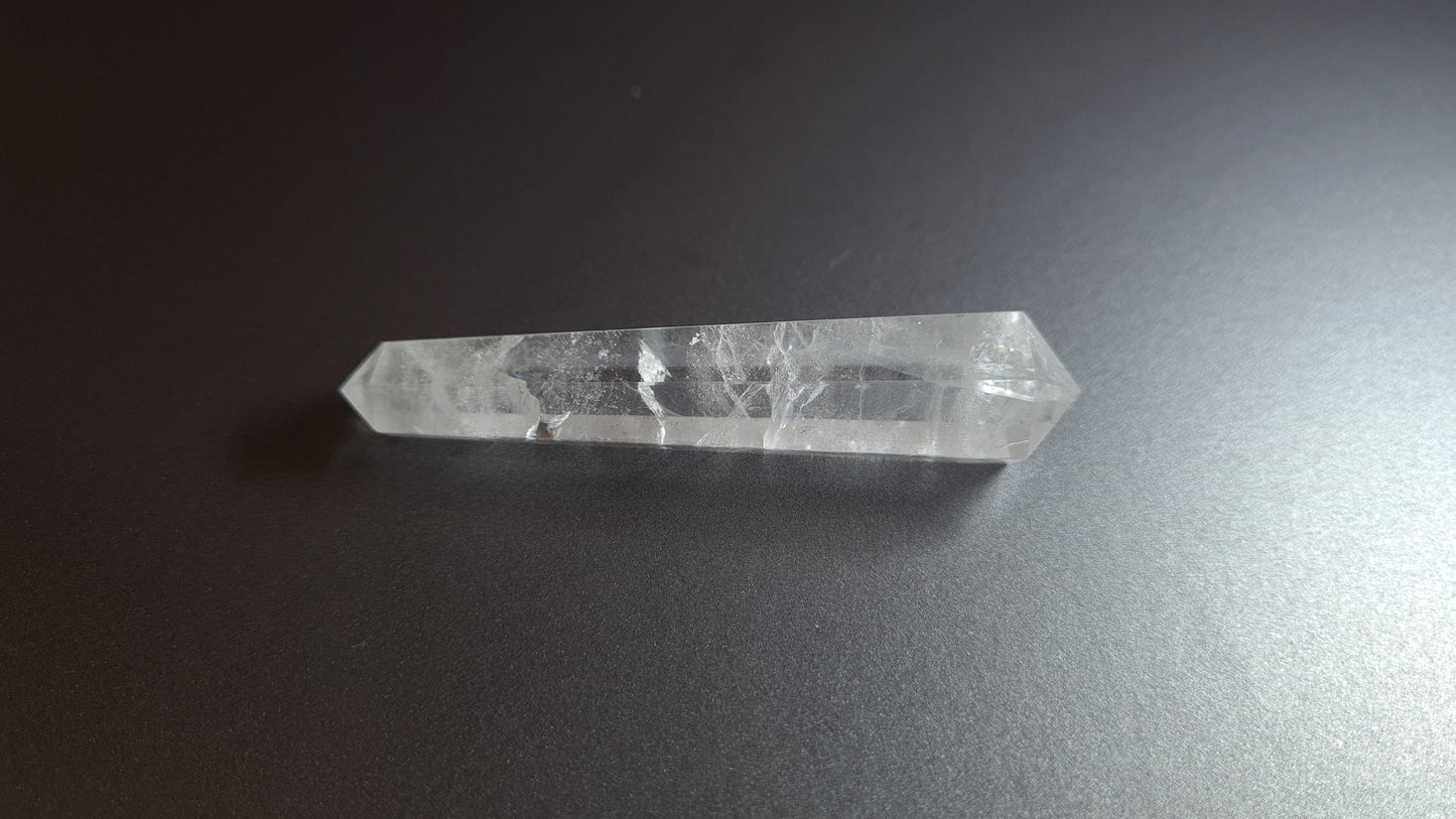 Cristal de quartz - 6 facettes - 7.7 x 1.7 cm - 24.6 g
