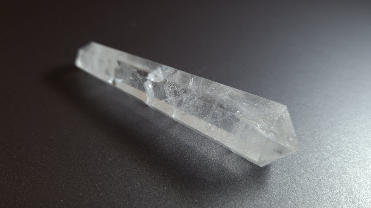 Cristal de quartz - 6 facettes - 7.7 x 1.7 cm - 24.6 g