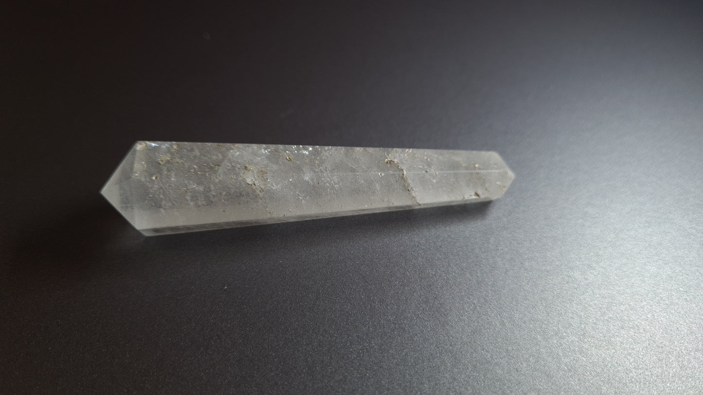 Cristal de quartz - 6 facettes - 8.3 x 1.9 cm - 30.2 g