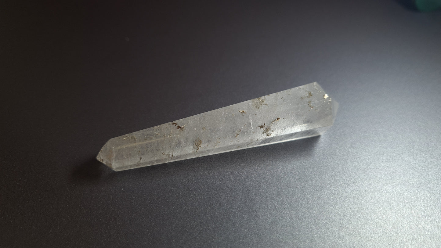 Cristal de quartz - 6 facettes - 8.3 x 1.9 cm - 30.2 g