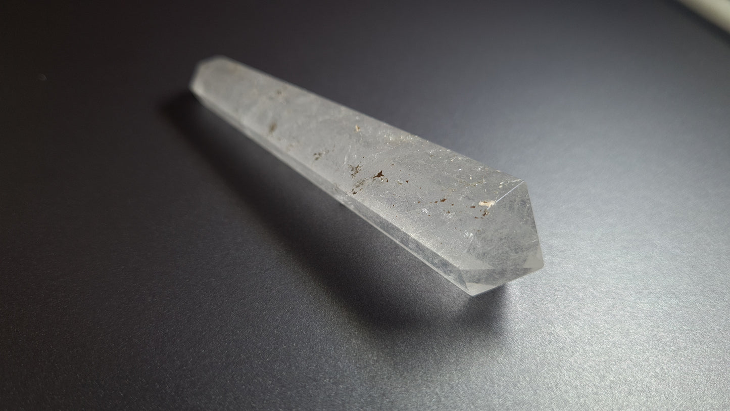 Cristal de quartz - 6 facettes - 8.3 x 1.9 cm - 30.2 g