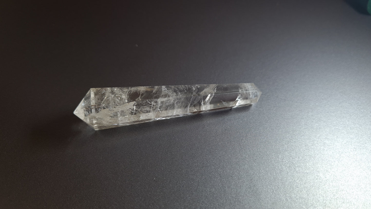 Cristal de quartz - 6 facettes - 8.6 x 1.9 cm - 31.9 g