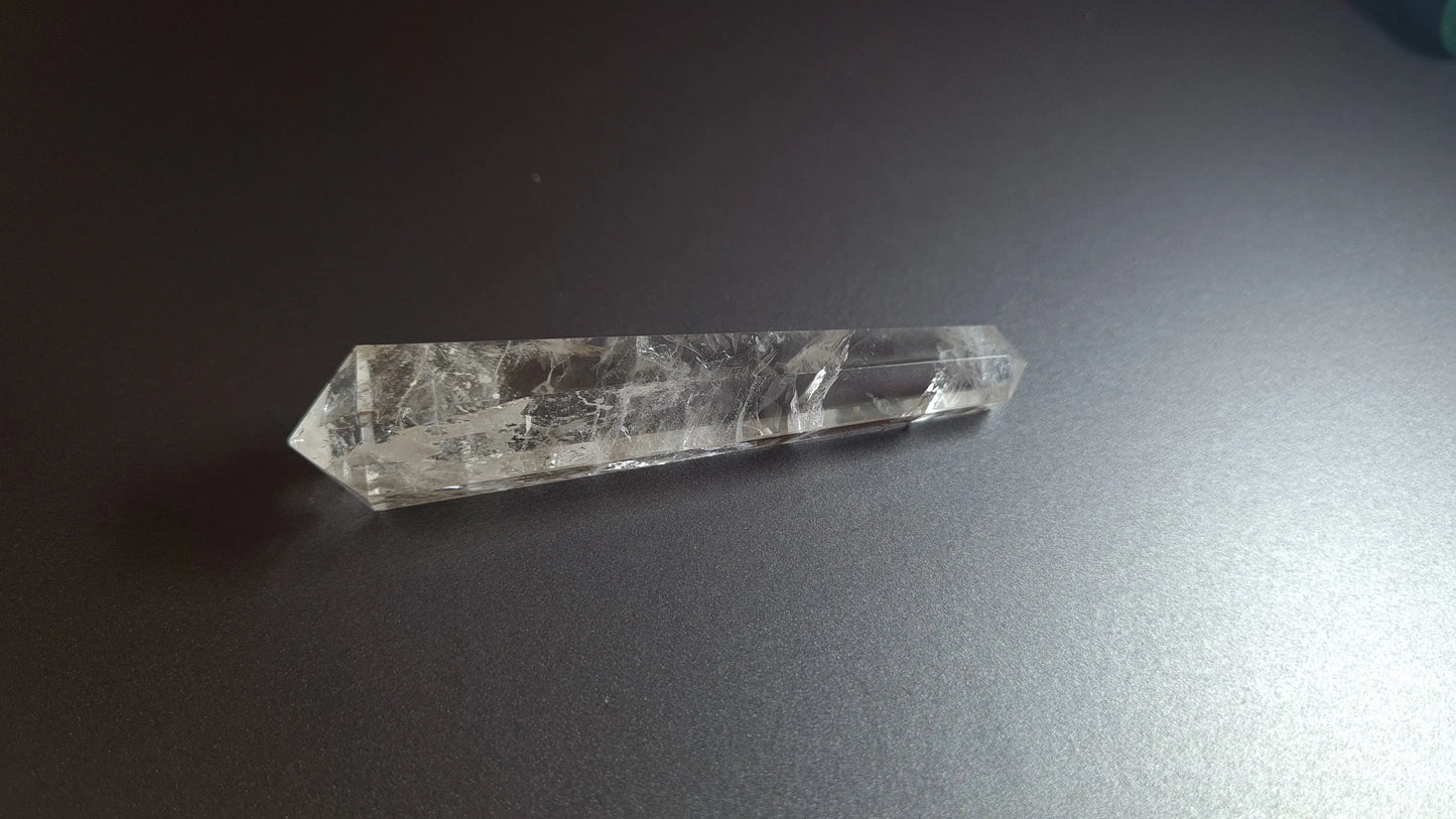 Cristal de quartz - 6 facettes - 8.6 x 1.9 cm - 31.9 g Ma boutique