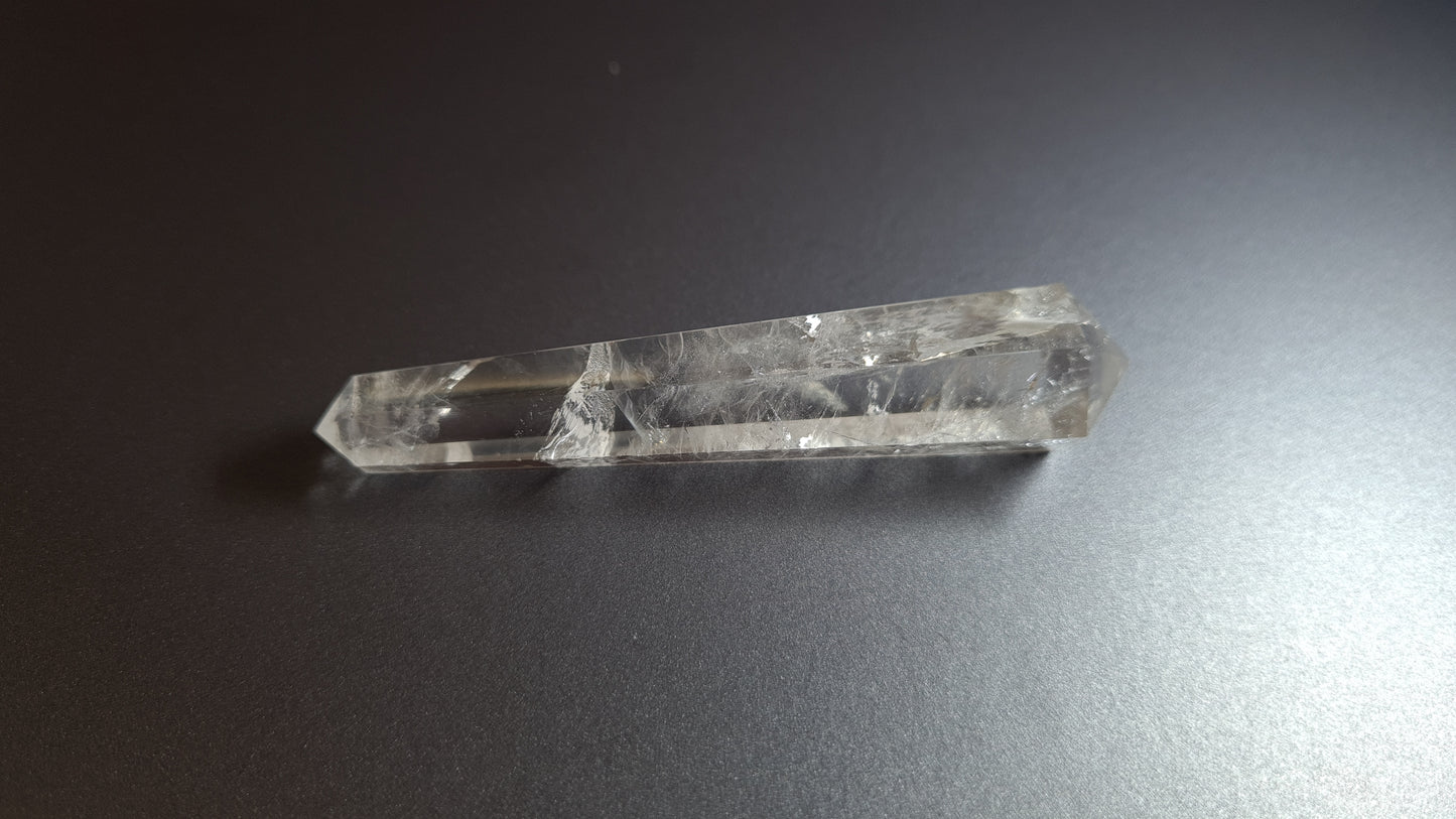 Cristal de quartz - 6 facettes - 8.6 x 1.9 cm - 31.9 g