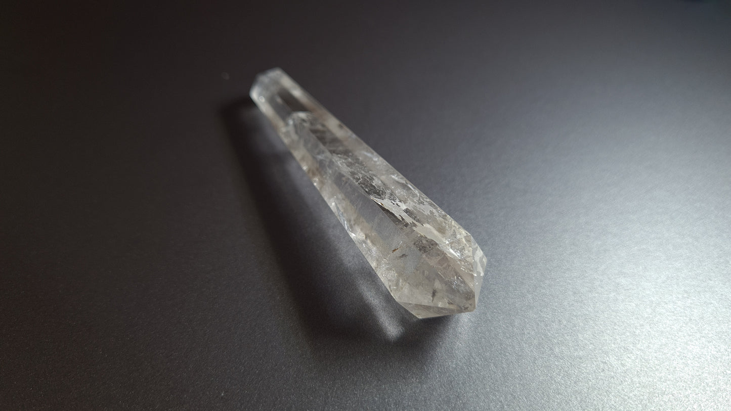 Cristal de quartz - 6 facettes - 8.6 x 1.9 cm - 31.9 g