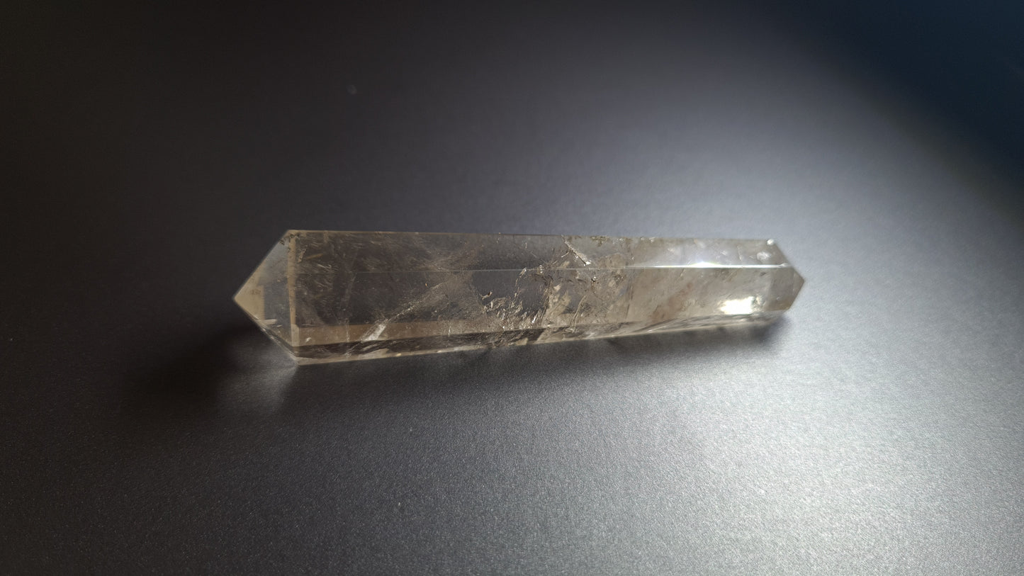 Cristal de quartz (fumé) - 6 facettes - 8.8 x 1.9 cm - 38 g