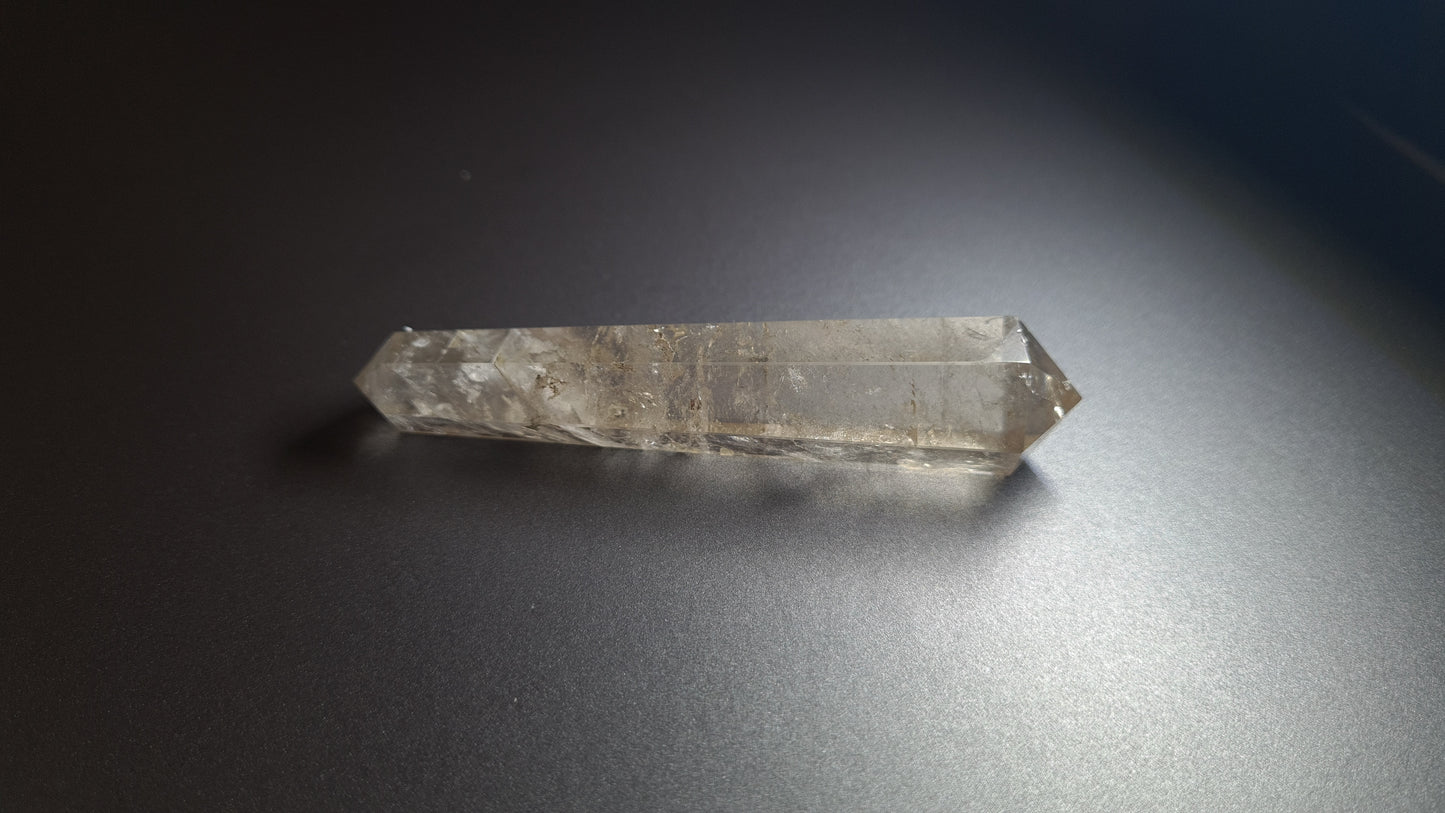 Cristal de quartz (fumé) - 6 facettes - 8.8 x 1.9 cm - 38 g