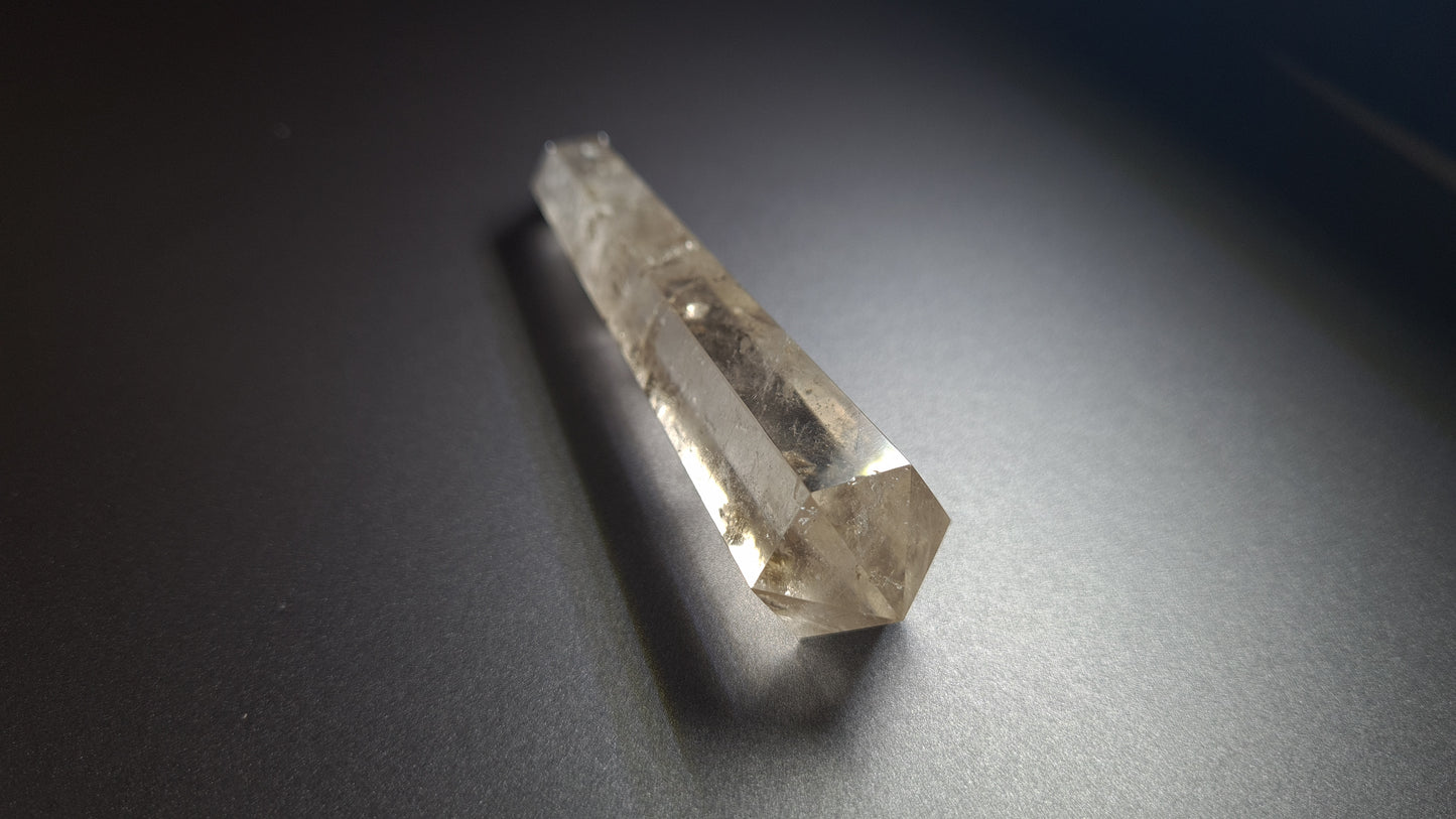 Cristal de quartz (fumé) - 6 facettes - 8.8 x 1.9 cm - 38 g