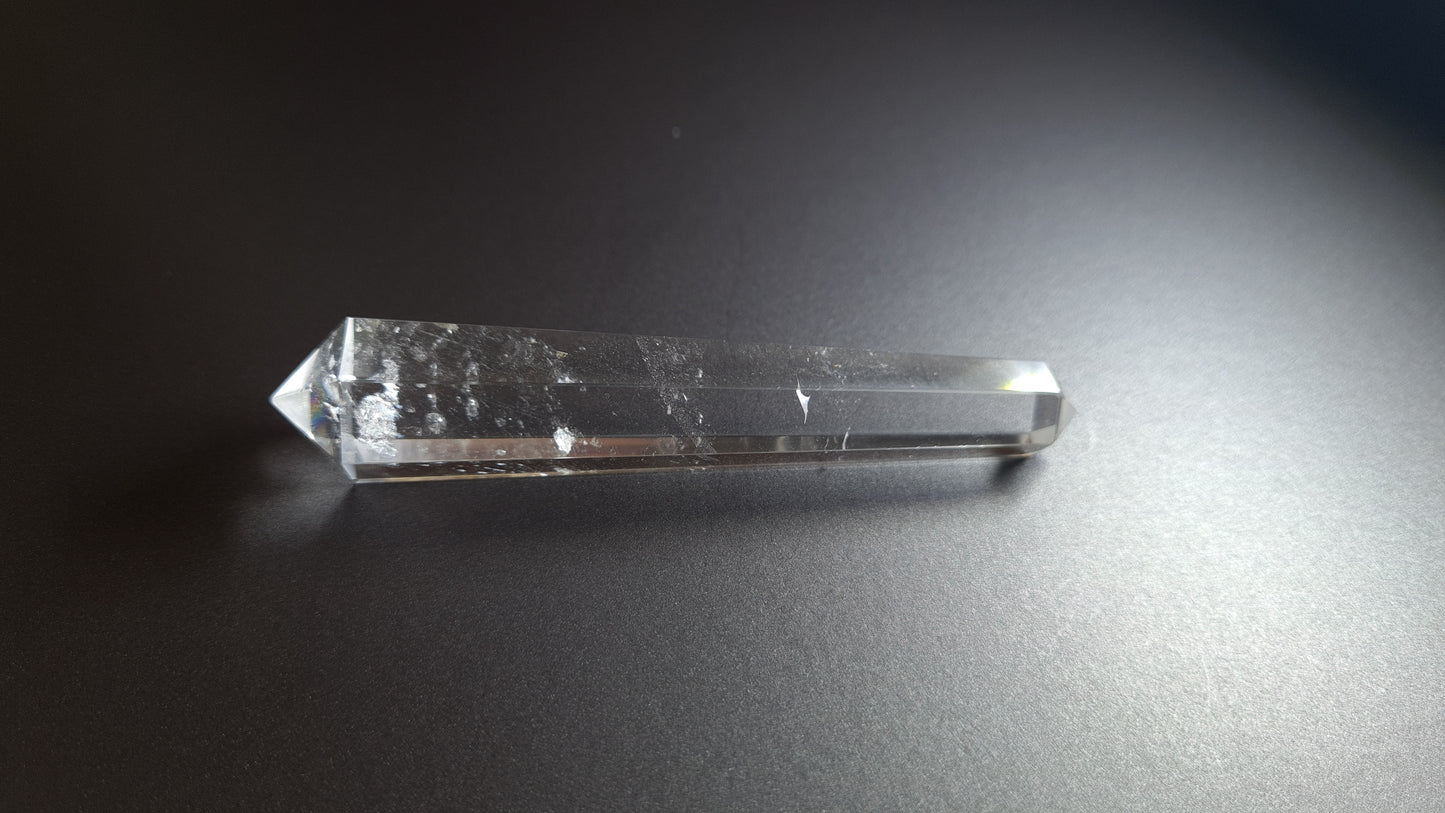 Cristal de quartz - 6 facettes - 9.3 x 1.8 cm - 35.4 g