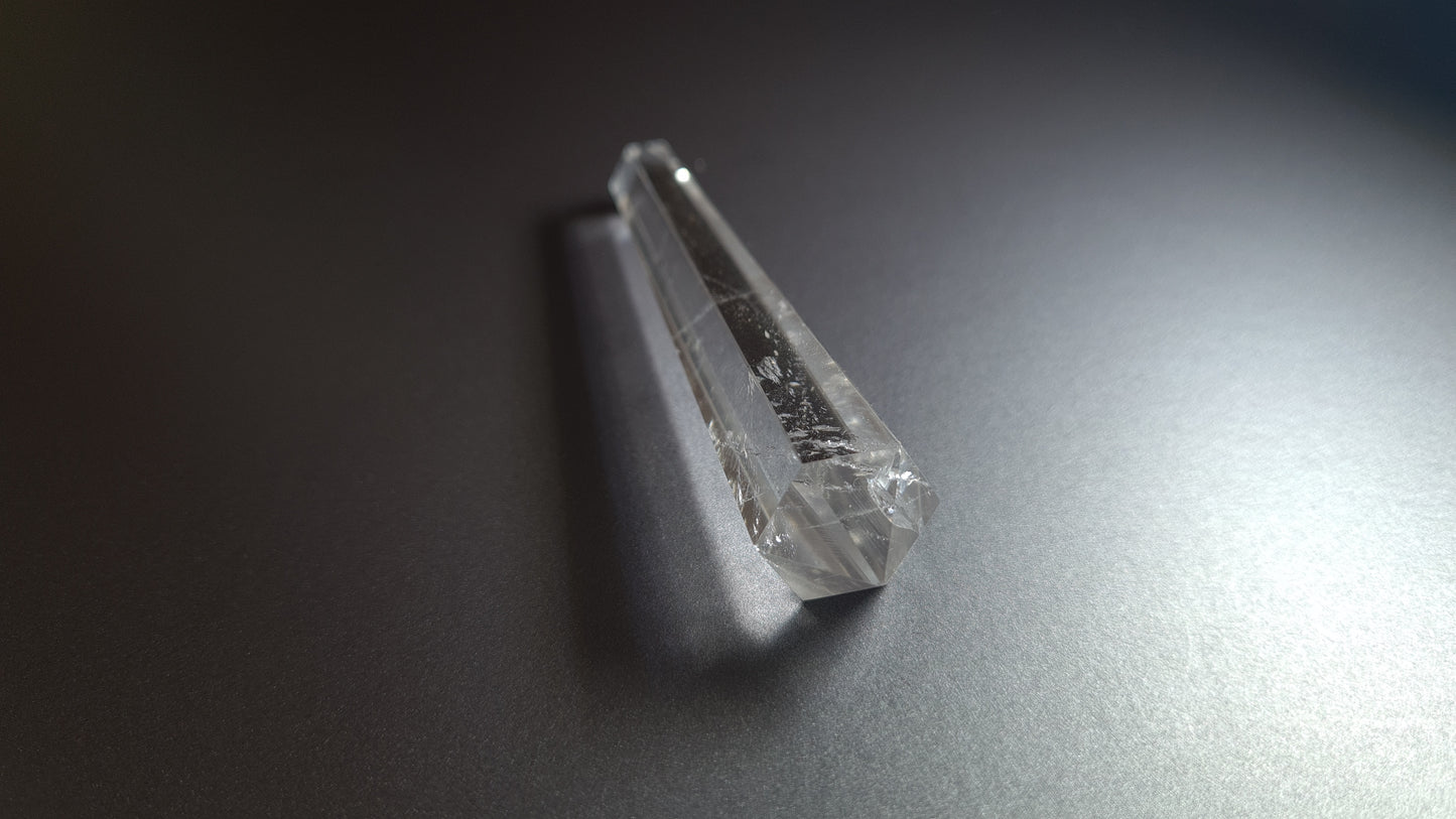 Cristal de quartz - 6 facettes - 9.3 x 1.8 cm - 35.4 g
