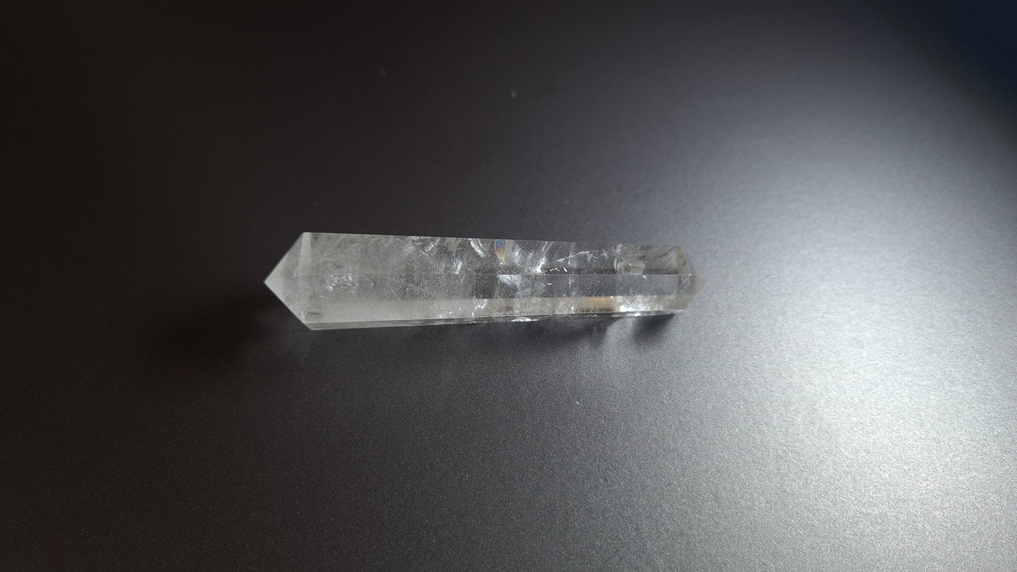 Cristal de quartz - 6 facettes - 8.3 x 1.9 cm - 34 g
