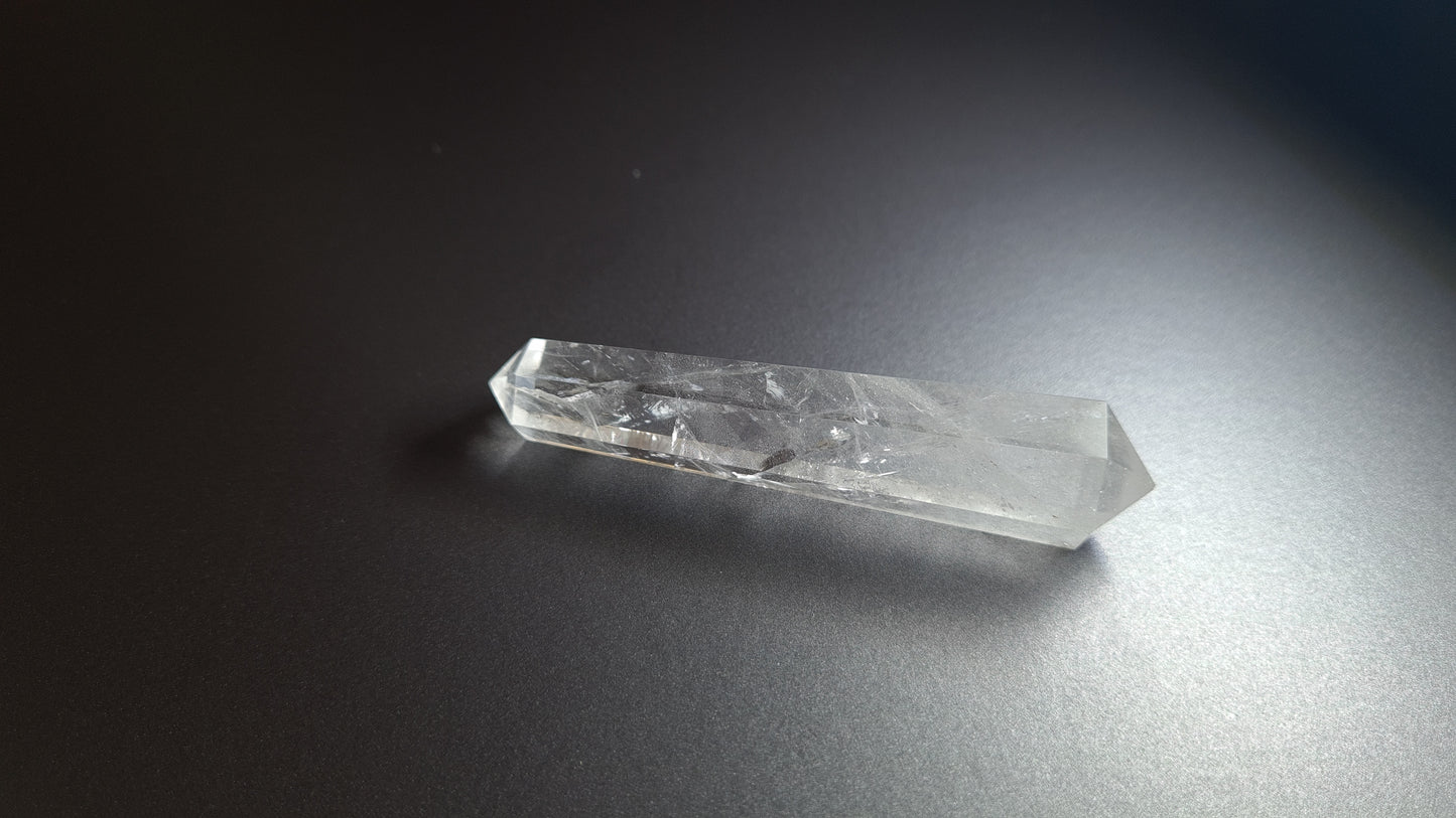 Cristal de quartz - 6 facettes - 8.3 x 1.9 cm - 34 g