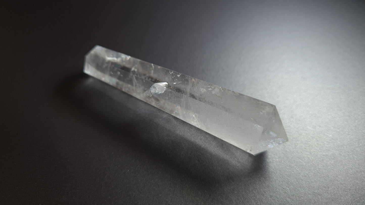 Cristal de quartz - 6 facettes - 8.3 x 1.9 cm - 34 g
