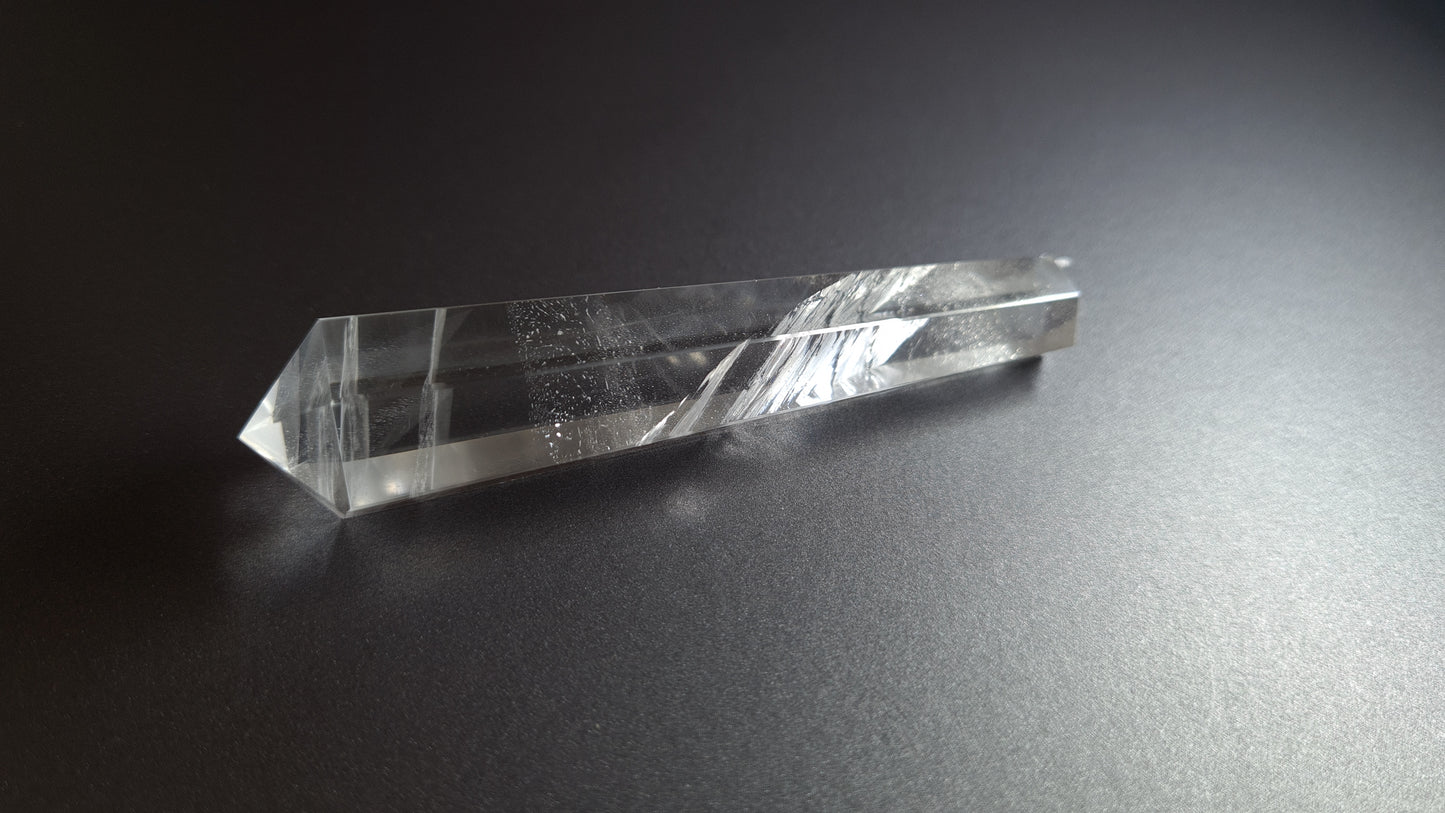 Cristal de quartz - 6 facettes - 8.4 x 1.8 cm - 30.4 g