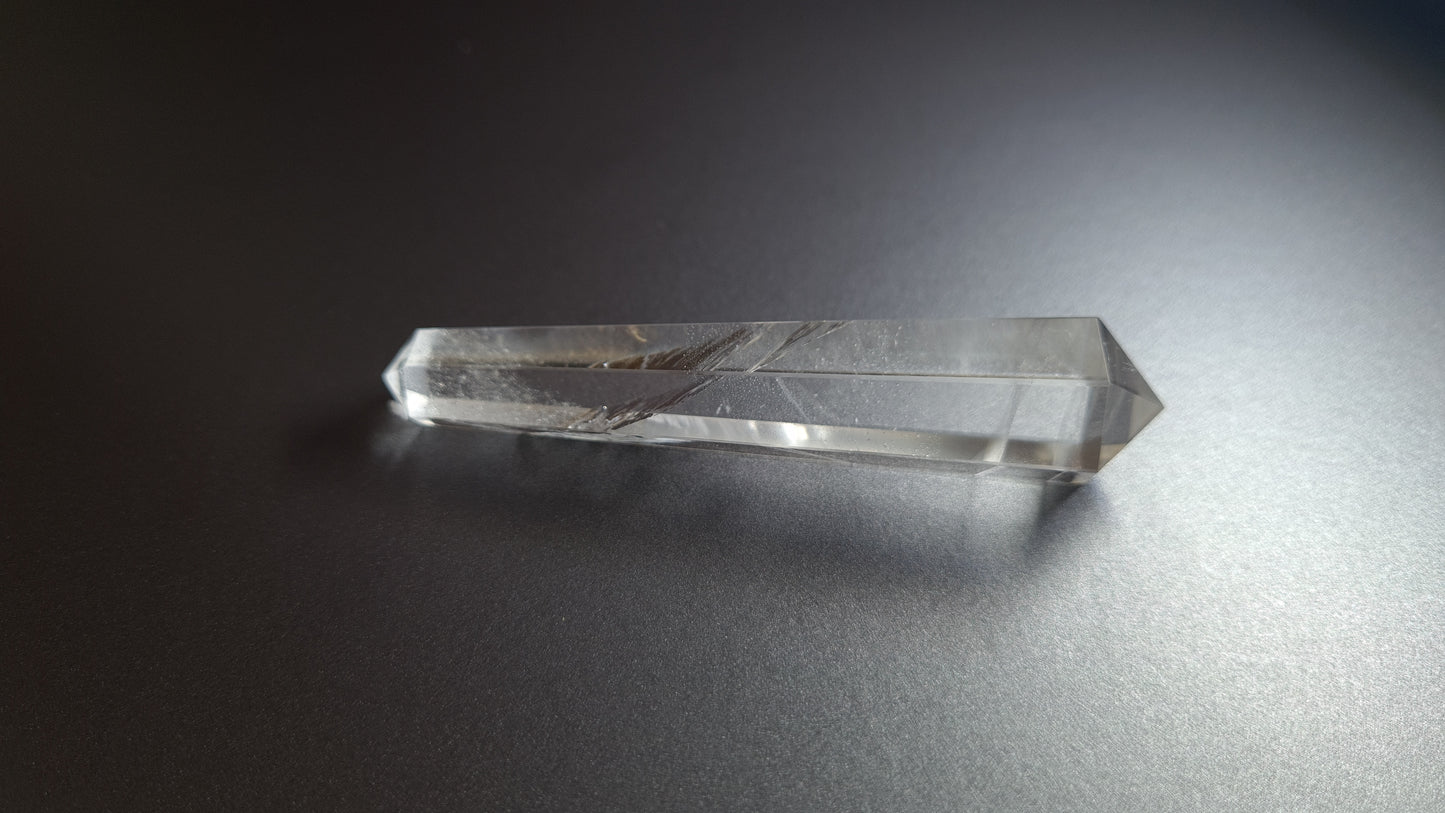 Cristal de quartz - 6 facettes - 8.4 x 1.8 cm - 30.4 g