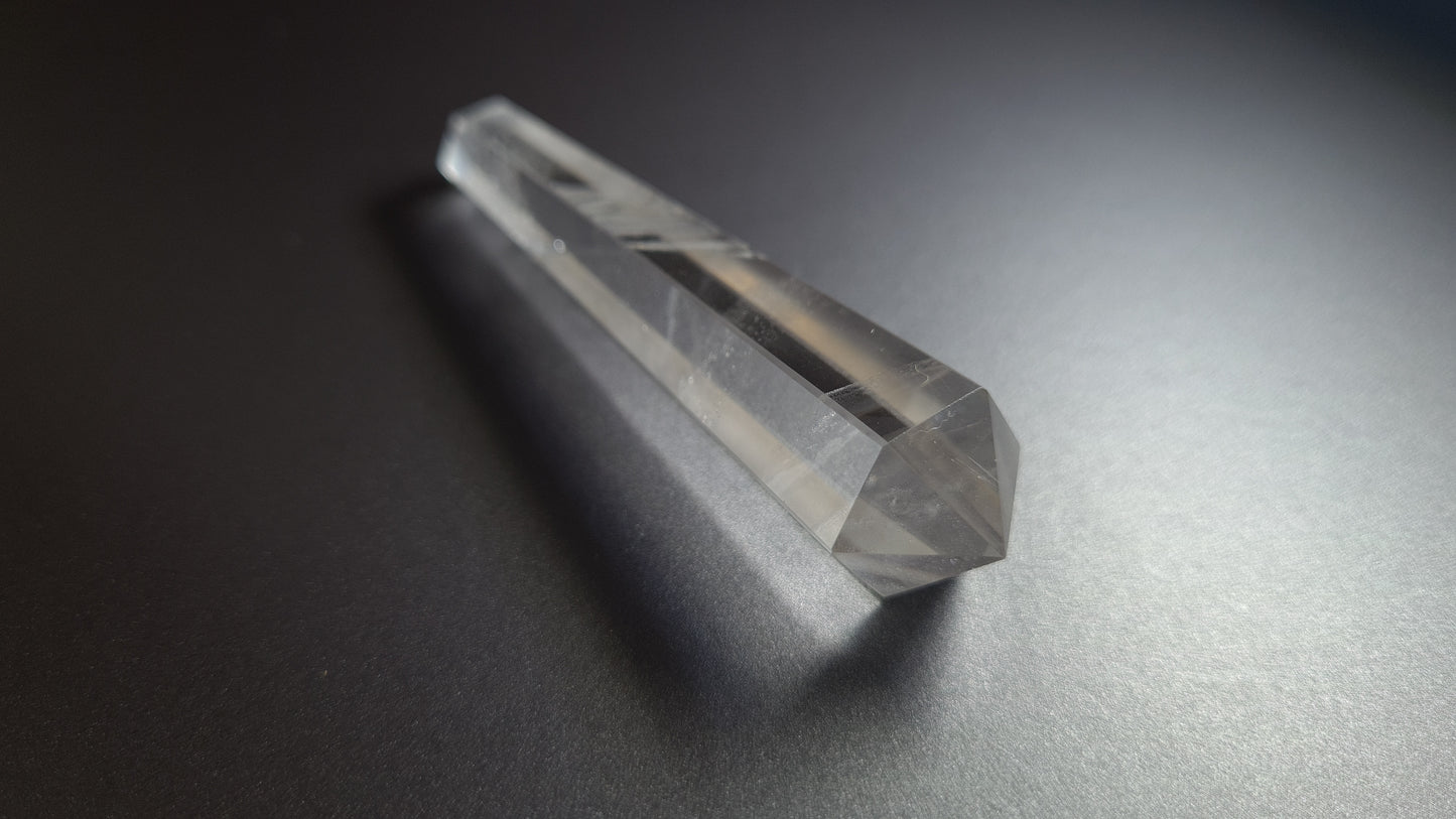 Cristal de quartz - 6 facettes - 8.4 x 1.8 cm - 30.4 g