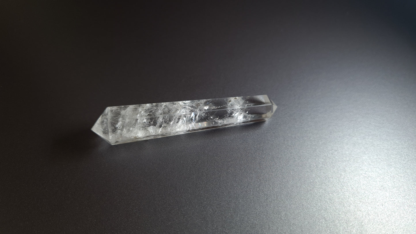 Cristal de quartz - 6 facettes - 7.7 x 1.5 cm - 22.8 g