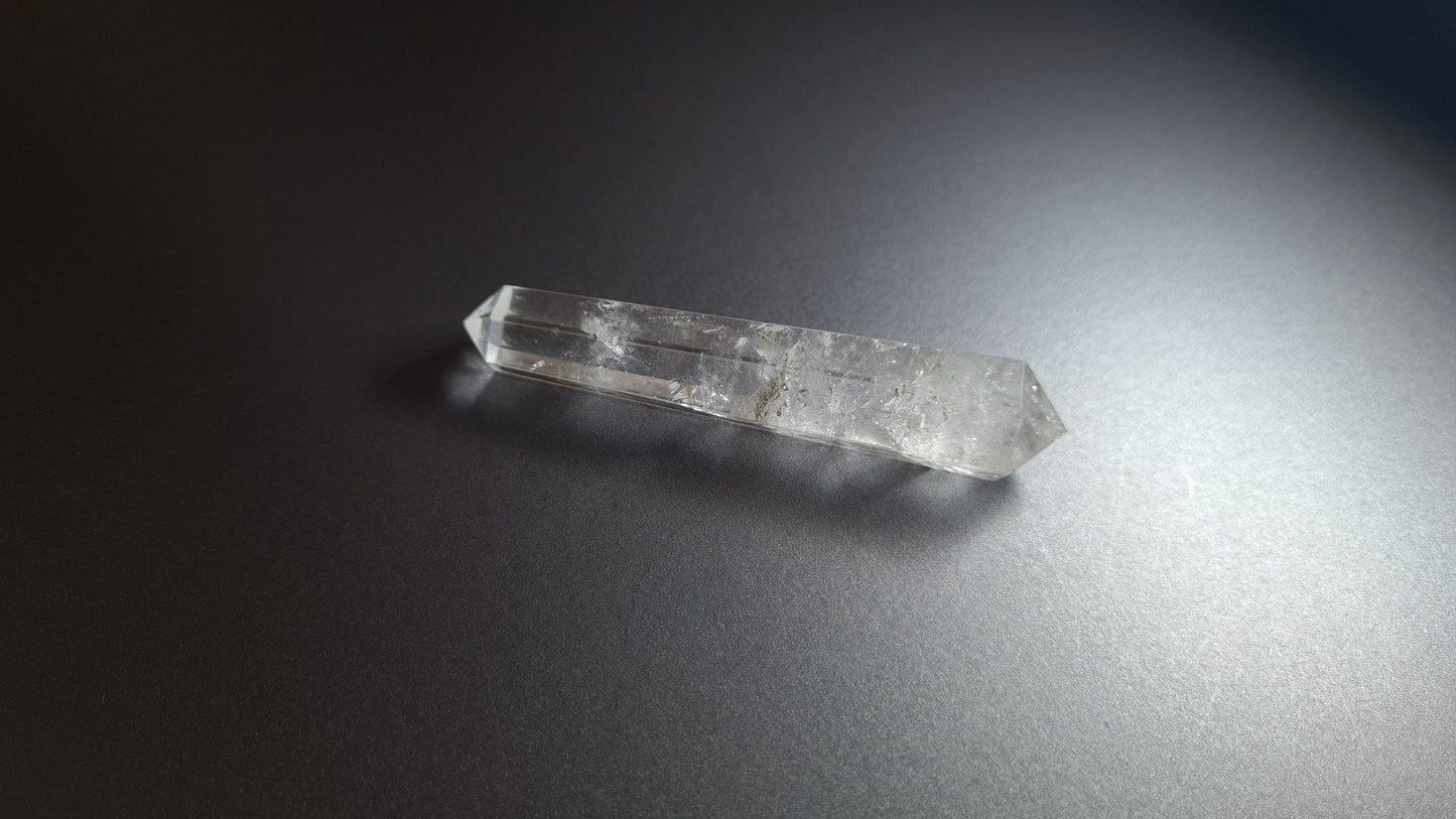 Cristal de quartz - 6 facettes - 7.7 x 1.5 cm - 22.8 g