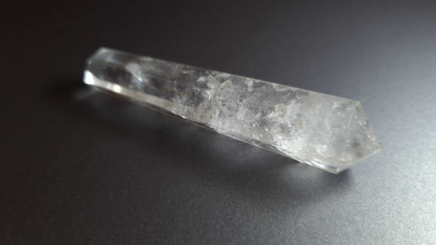 Cristal de quartz - 6 facettes - 7.7 x 1.5 cm - 22.8 g