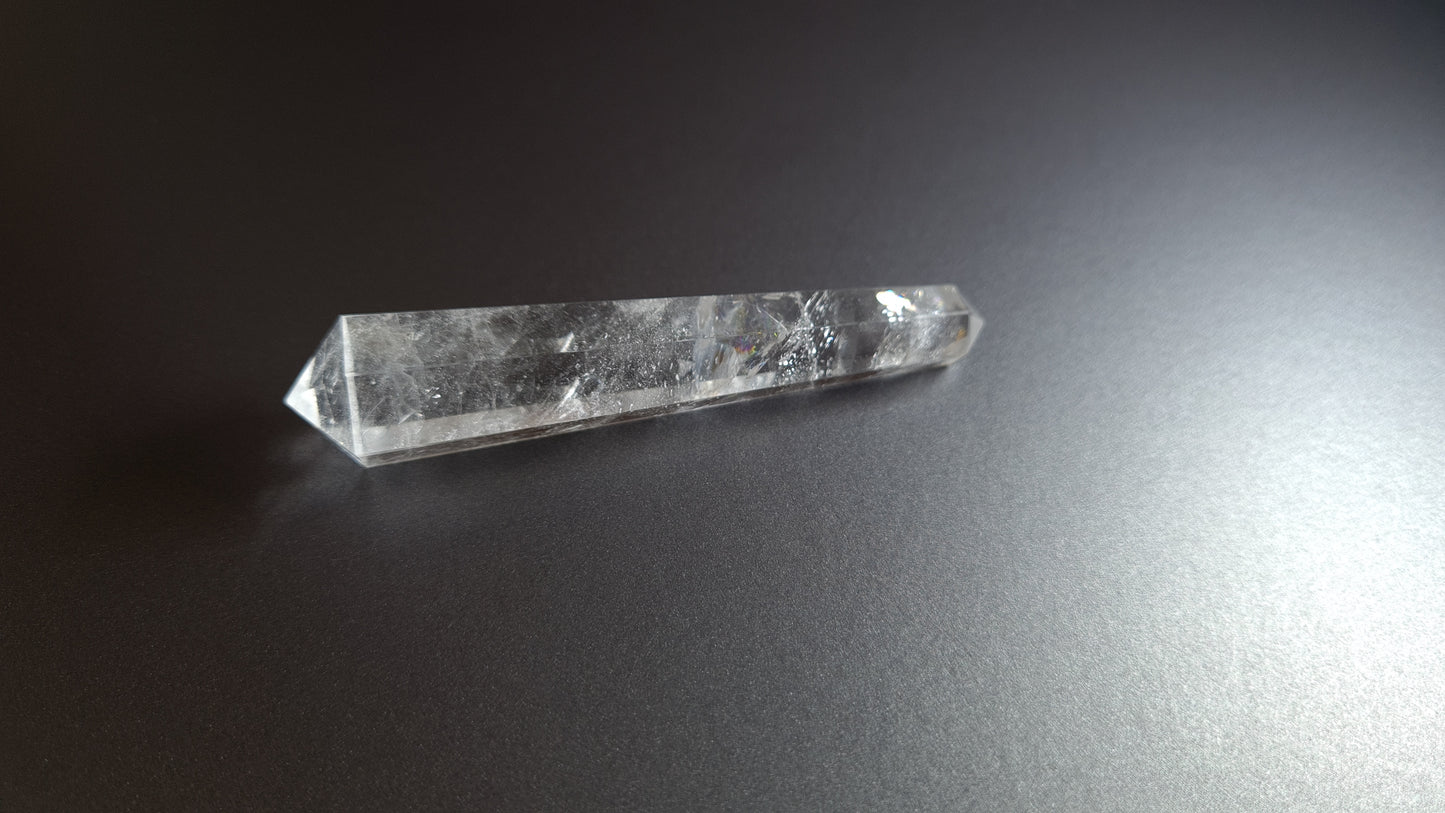 Cristal de quartz - 6 facettes - 8 x 1.7 cm - 24.4 g