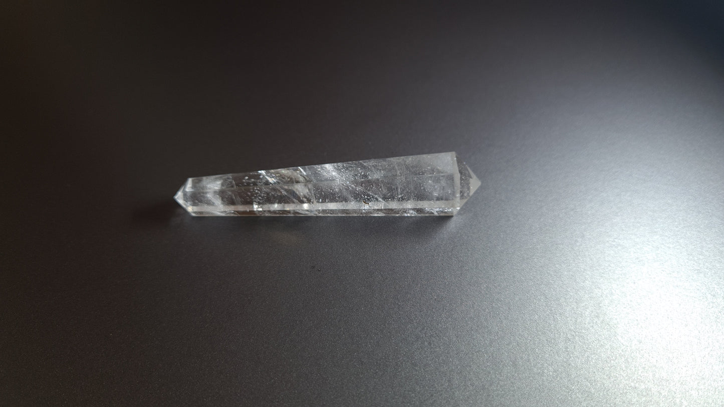 Cristal de quartz - 6 facettes - 8 x 1.7 cm - 24.4 g