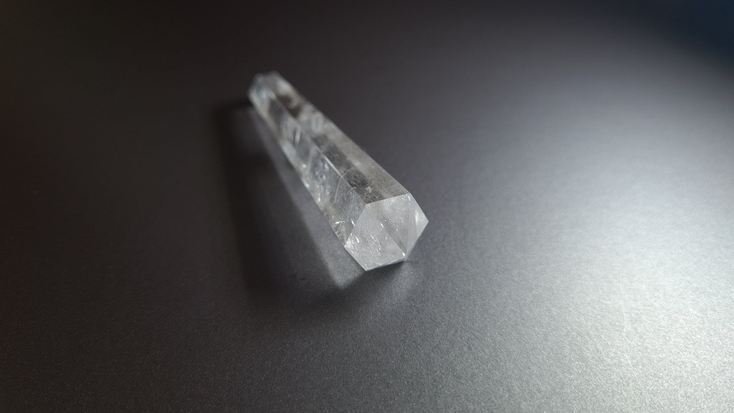 Cristal de quartz - 6 facettes - 8 x 1.7 cm - 24.4 g