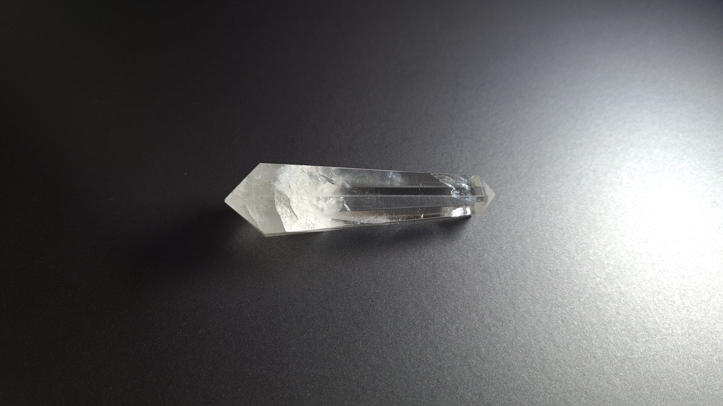 Cristal de quartz - 6 facettes - 6.4 x 1.8 cm - 22.6 g