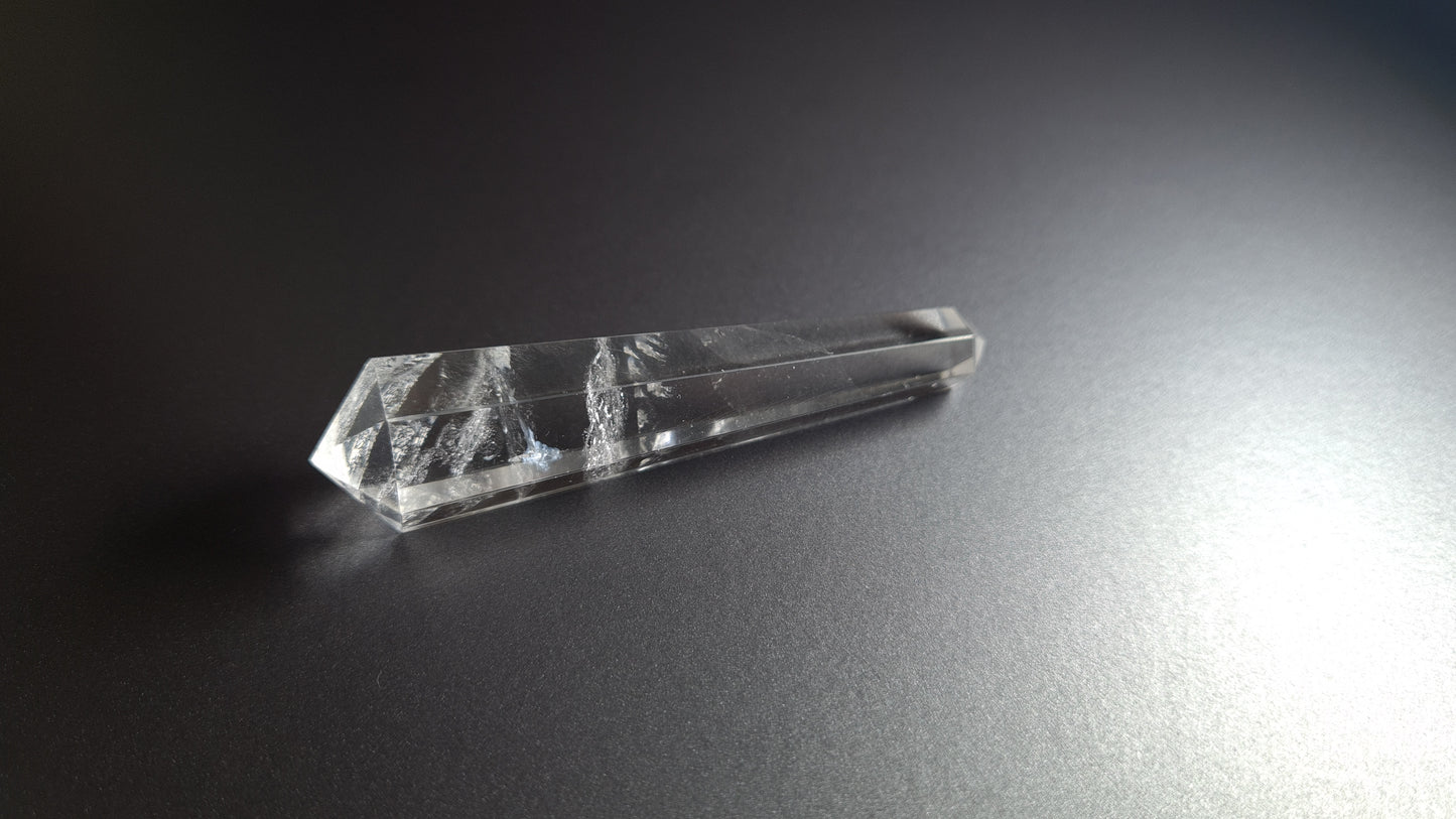 Cristal de quartz - 6 facettes - 7.7 x 1.8 cm - 26.2 g