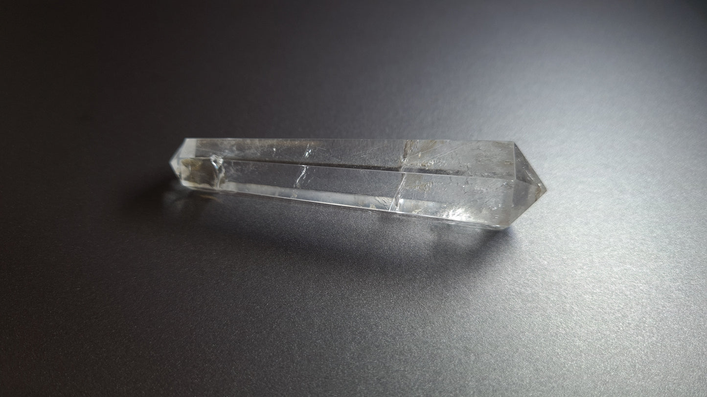 Cristal de quartz - 6 facettes - 7.2 x 1.7 cm - 23.6 g