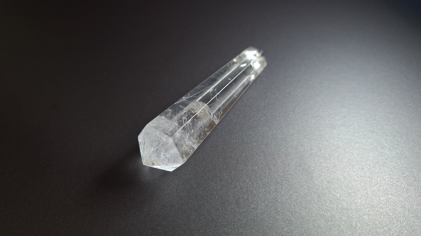 Cristal de quartz - 6 facettes - 7.2 x 1.7 cm - 23.6 g