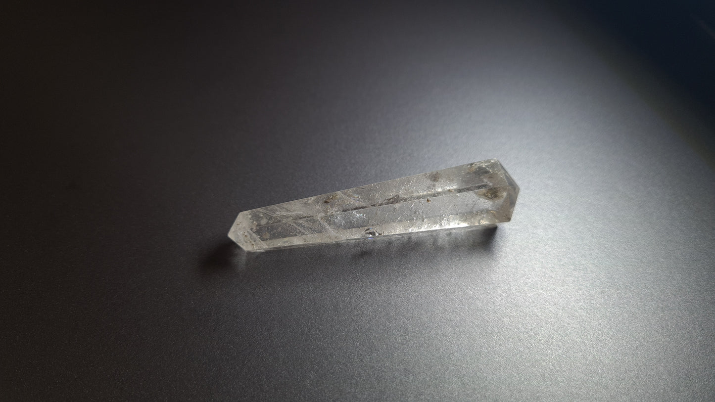 Cristal de quartz - 6 facettes - 6.9 x 1.7 cm - 21.3 g