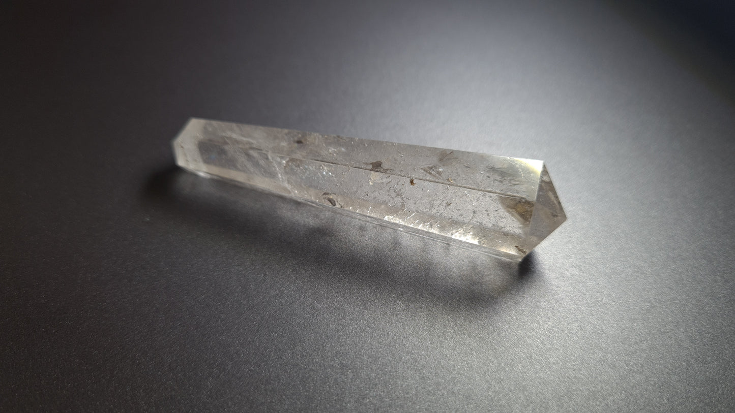 Cristal de quartz - 6 facettes - 6.9 x 1.7 cm - 21.3 g