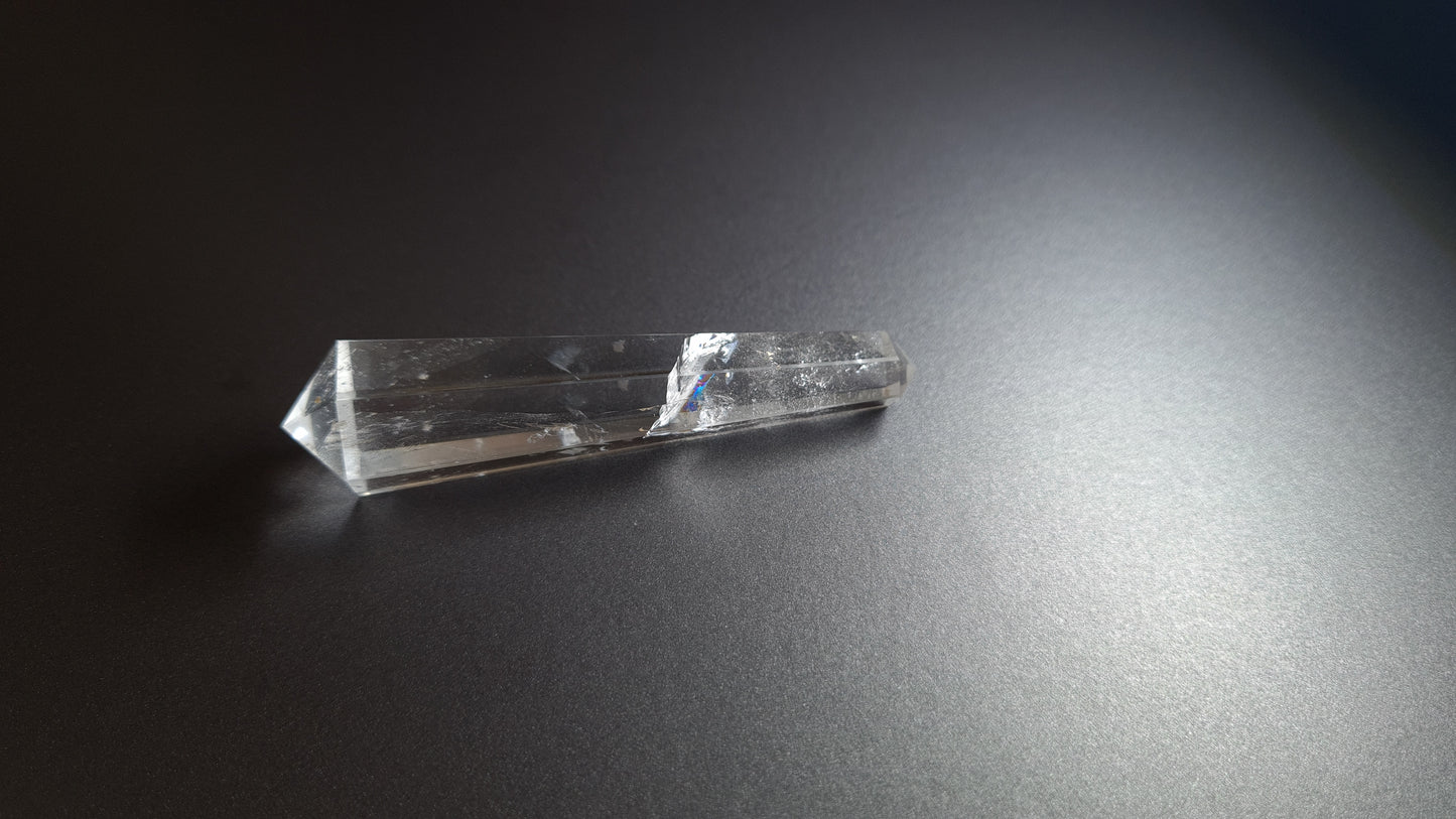 Cristal de quartz - 6 facettes - 7.4 x 1.8 cm - 24.4 g