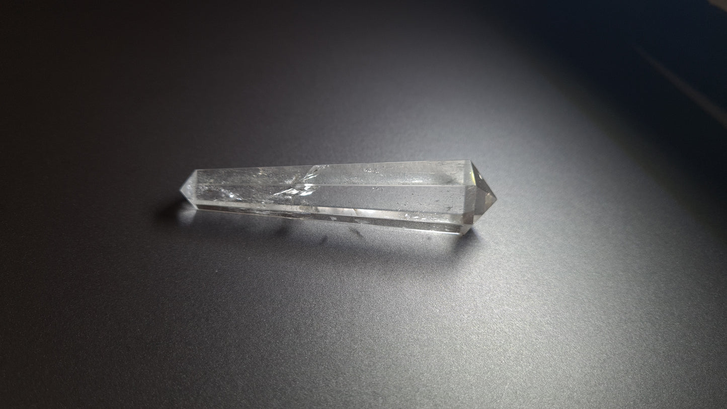 Cristal de quartz - 6 facettes - 7.4 x 1.8 cm - 24.4 g