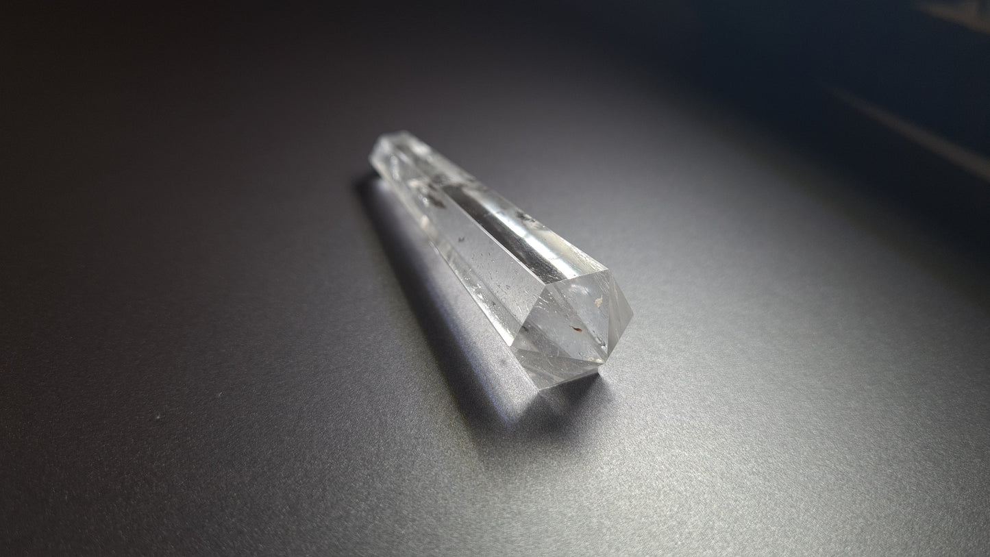 Cristal de quartz - 6 facettes - 7.4 x 1.8 cm - 24.4 g