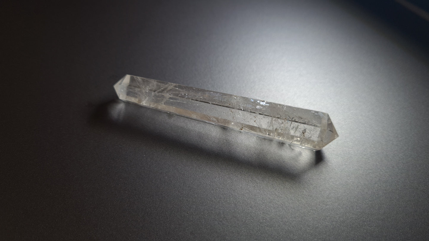 Cristal de quartz - 6 facettes - 9.5 x 1.7 cm - 35.5 g