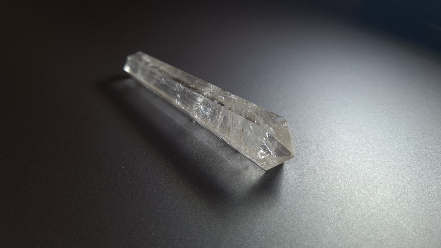 Cristal de quartz - 6 facettes - 9.5 x 1.7 cm - 35.5 g