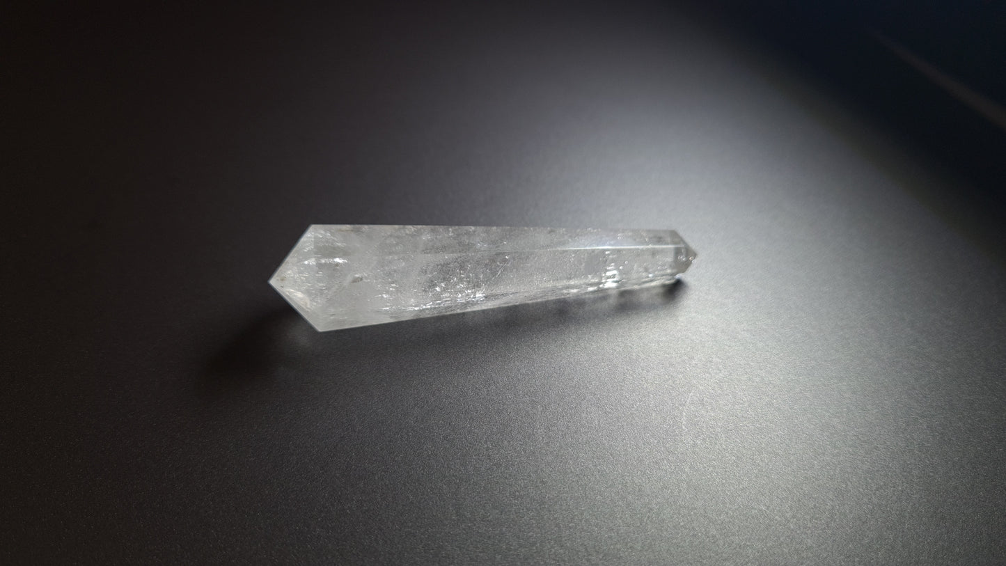 Cristal de quartz - 6 facettes - 7.6 x 1.8 cm - 25.9 g
