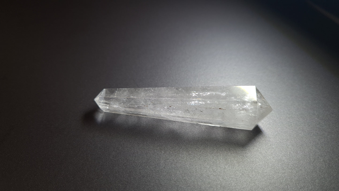 Cristal de quartz - 6 facettes - 7.6 x 1.8 cm - 25.9 g