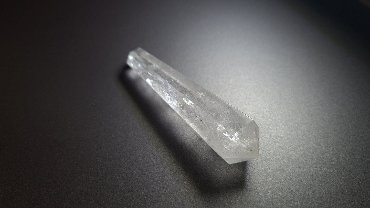Cristal de quartz - 6 facettes - 7.6 x 1.8 cm - 25.9 g
